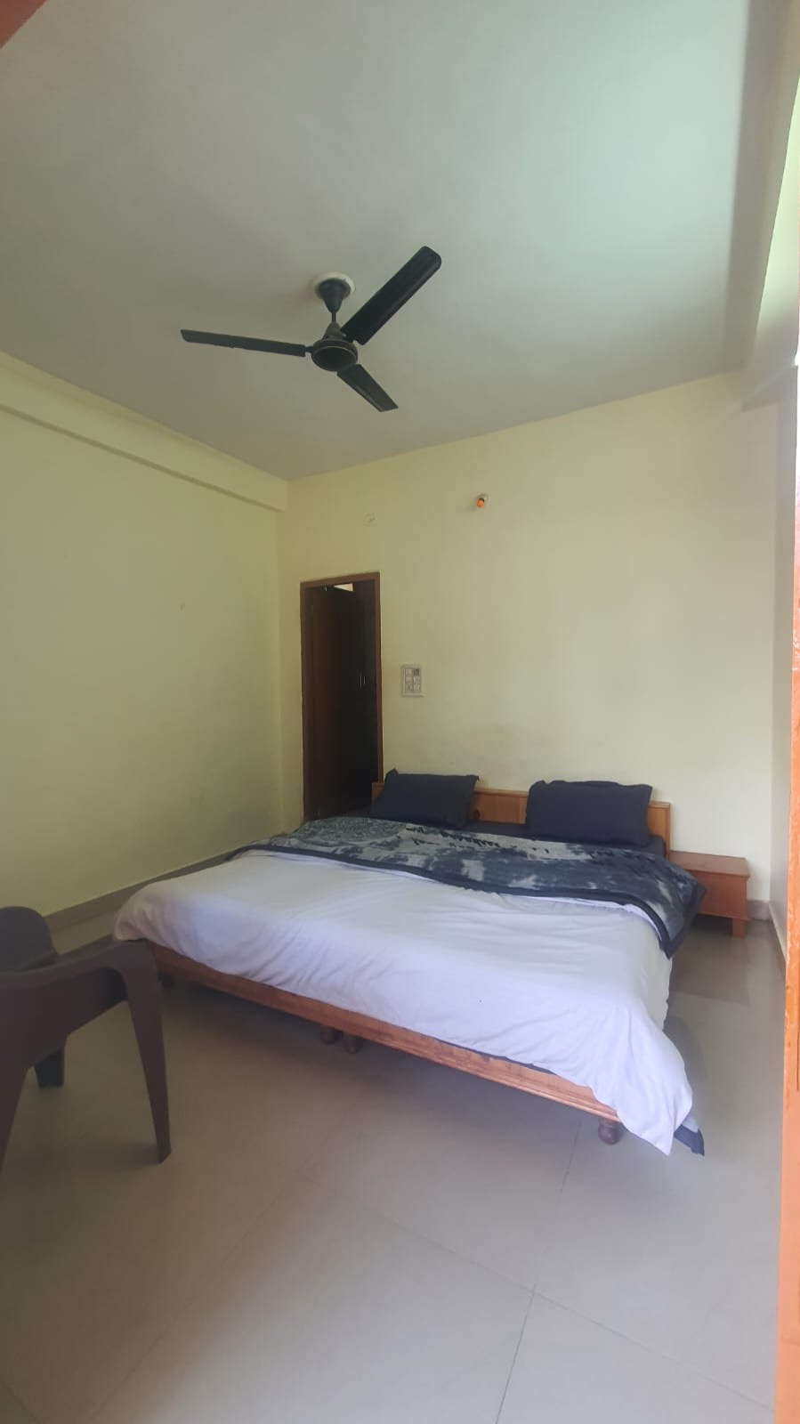 Bright guest room at Sood Homestay
