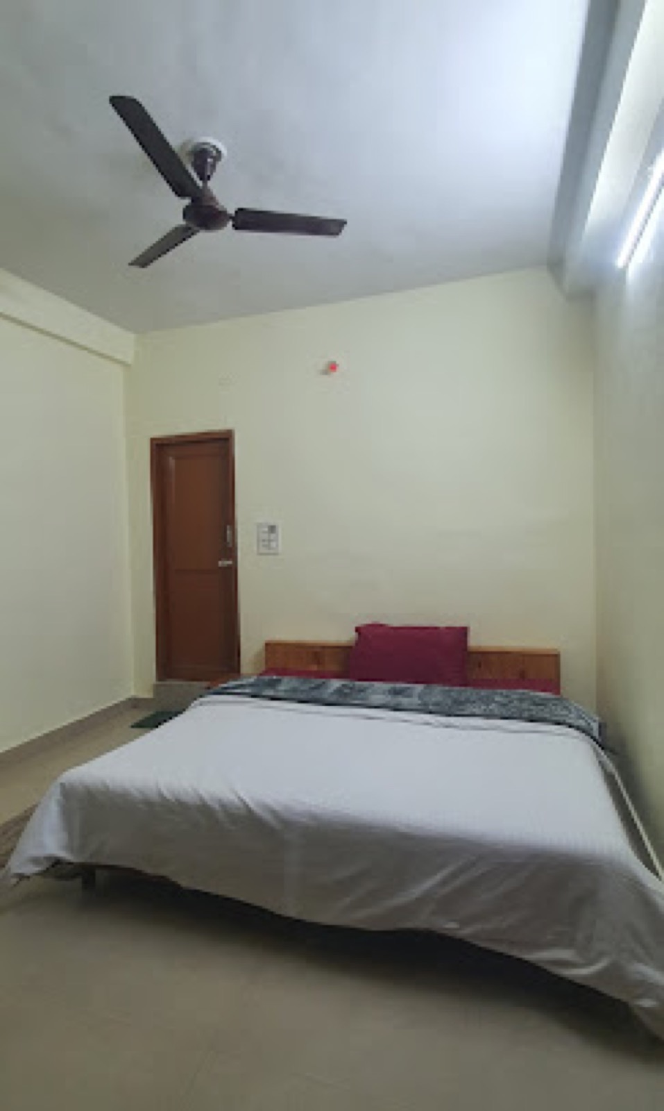 Minimal guest room at Sood Homestay